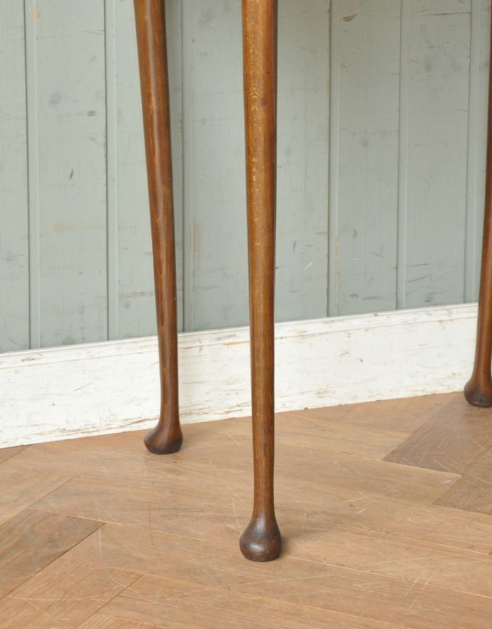 アンティークのテーブル　アンティーク家具　イギリスの便利なアンティーク家具、細くて長い脚が美しいオケージョナルテーブル。キチンとお直ししました。(j-1673-f)