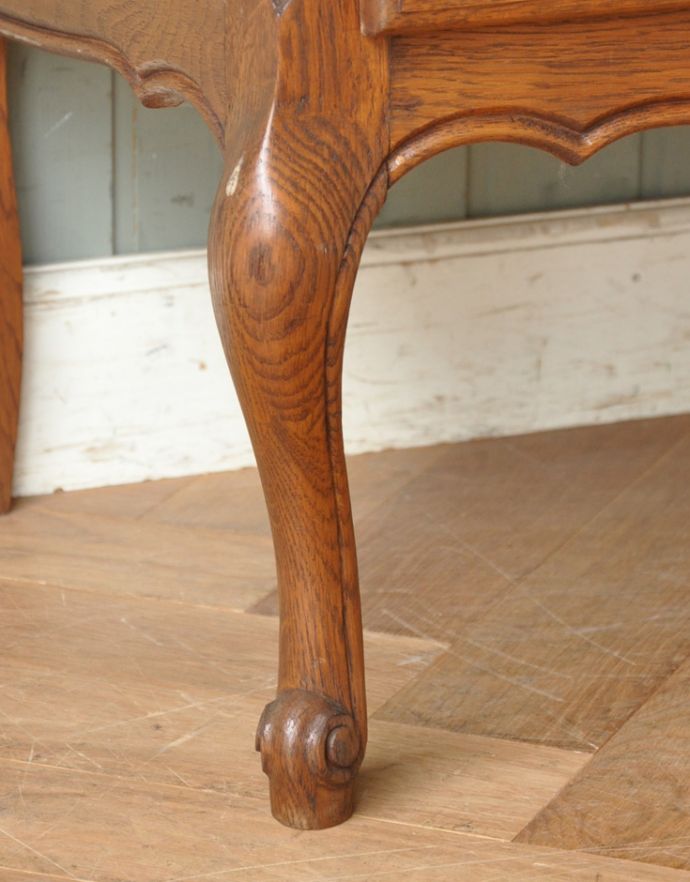 アンティークのチェスト　アンティーク家具　南仏スタイルのキレイなアンティーク家具、取っ手も美しい３段フレンチチェスト。一番の魅力は、なんと言ってもスラリと伸びた美しい脚。(j-1680-f)