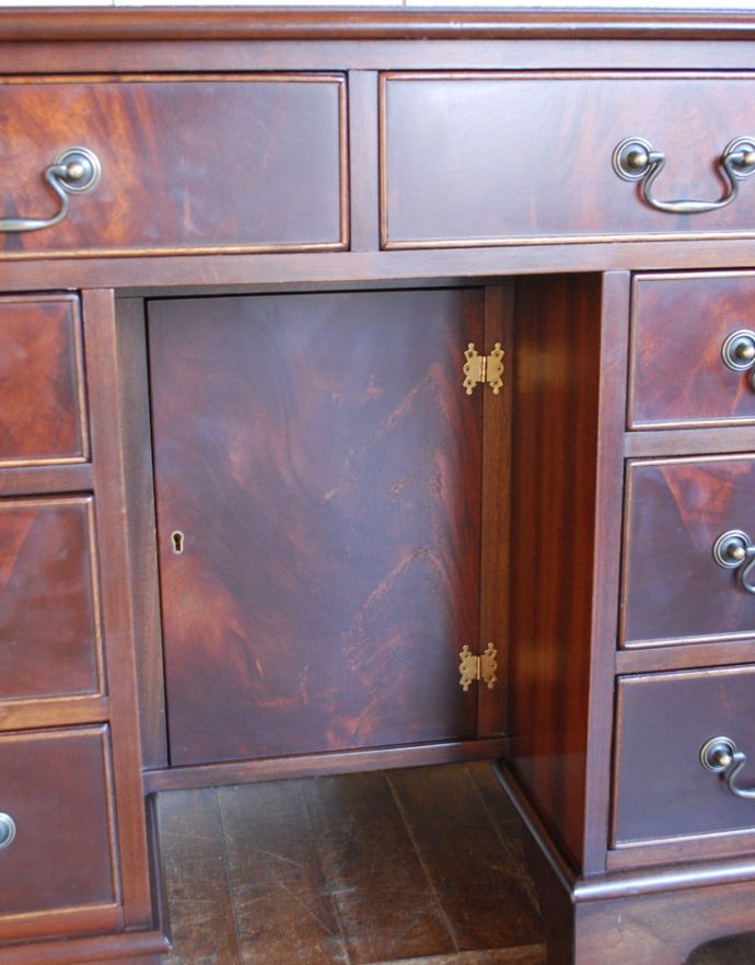 アンティークのデスク・書斎机　アンティーク家具　書斎で楽しむ英国アンティークのデスク、マホガニー材を使用した大人の勉強机。足元に隠し扉があります。(j-1693-f)