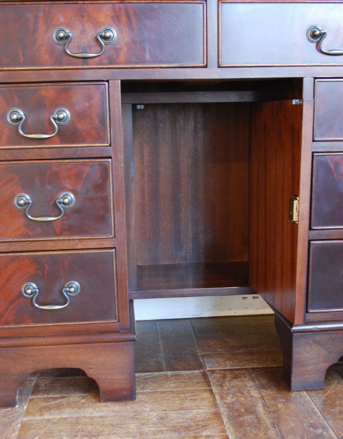 アンティークのデスク・書斎机　アンティーク家具　書斎で楽しむ英国アンティークのデスク、マホガニー材を使用した大人の勉強机。扉の中もキレイな状態です。(j-1693-f)