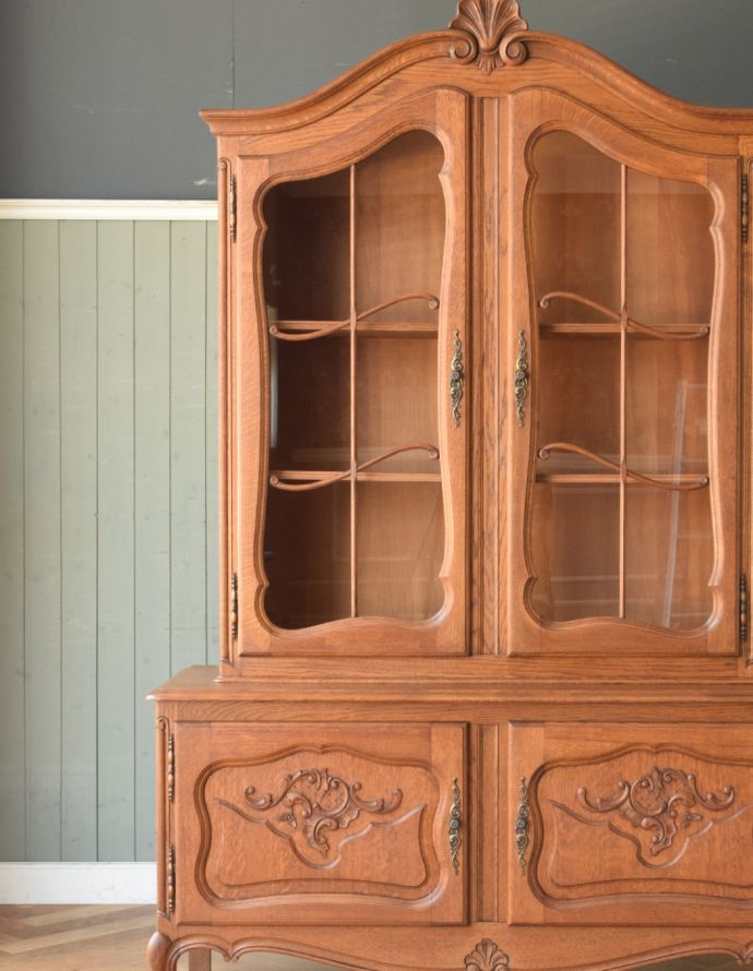 アンティークのキャビネット　アンティーク家具　フランスのゴージャスなアンティーク家具、食器棚や本棚にもなるガラスキャビネット。どんなものを飾っても、素敵に見えてしまうキャビネット。(j-1700-f)
