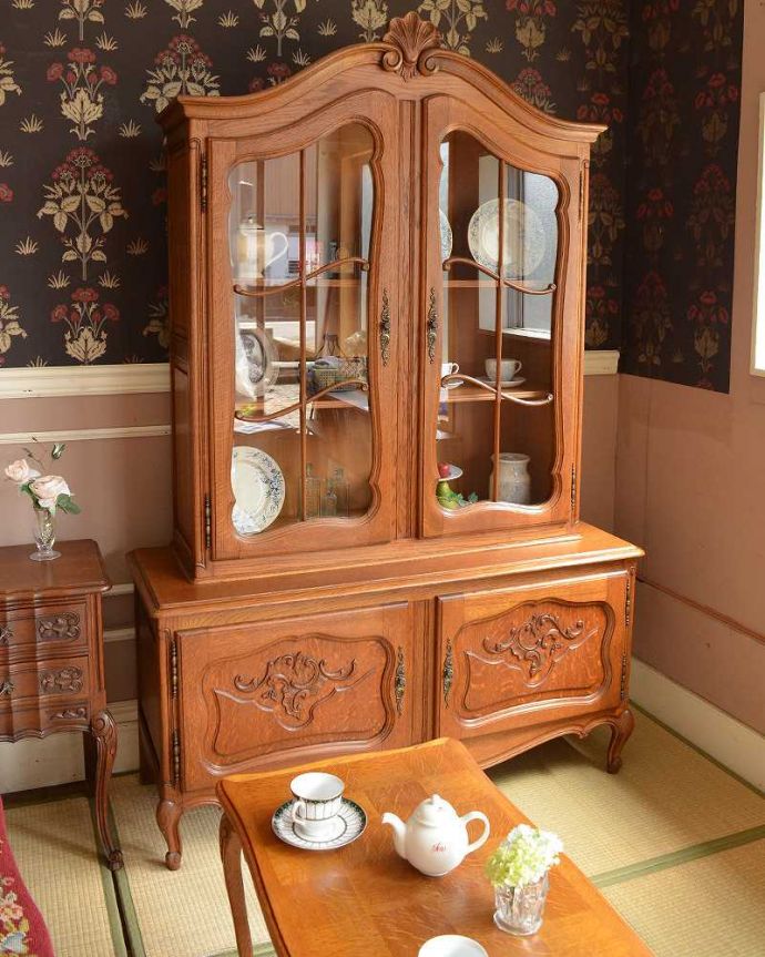 アンティークのキャビネット　アンティーク家具　フランスのゴージャスなアンティーク家具、食器棚や本棚にもなるガラスキャビネット。食器棚とは別に、おもてなしの食器だけを飾って収納メインの食器棚とは別に、普段使いしないおもてなし用の特別な食器を飾りながら収納。(j-1700-f)