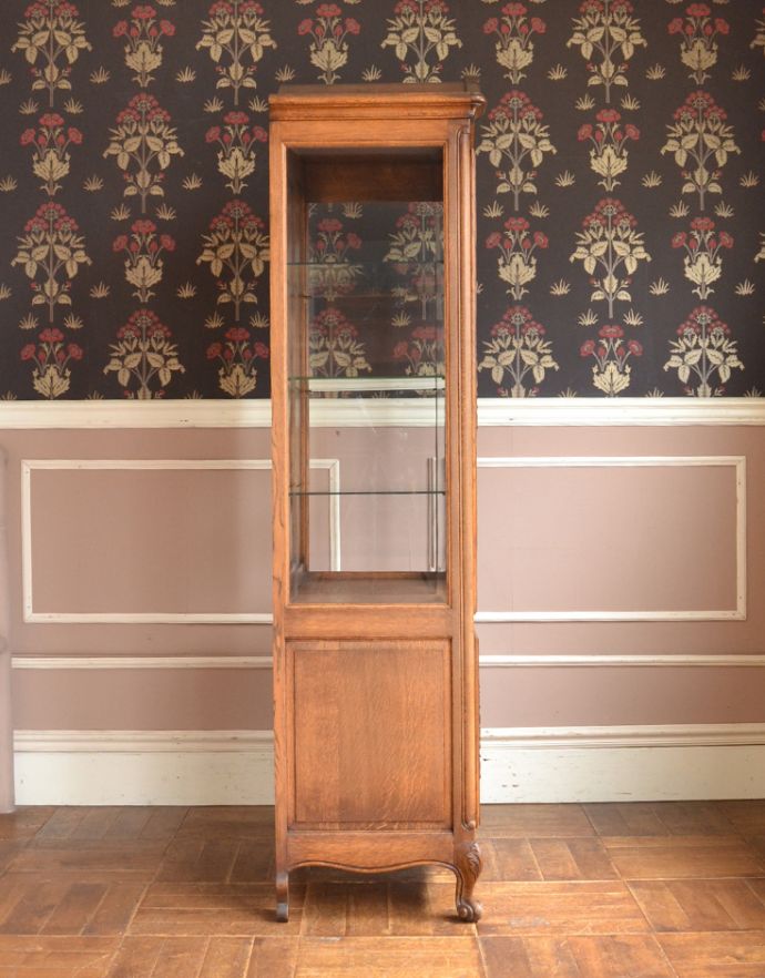 アンティークのキャビネット　アンティーク家具　フレンチスタイルの優雅なアンティーク家具、美しいガラスキャビネット（飾り棚） 。横から見てもステキもちろん、横から見られることも考えて、しっかり修復してあります。(j-1704-f-1)