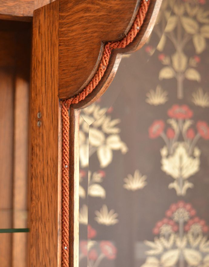 アンティークのキャビネット　アンティーク家具　南仏スタイルのアンティーク家具、美しいガラスキャビネット（飾り棚）。ガラスも当時のものをそのまま使っています。(j-1704-f)