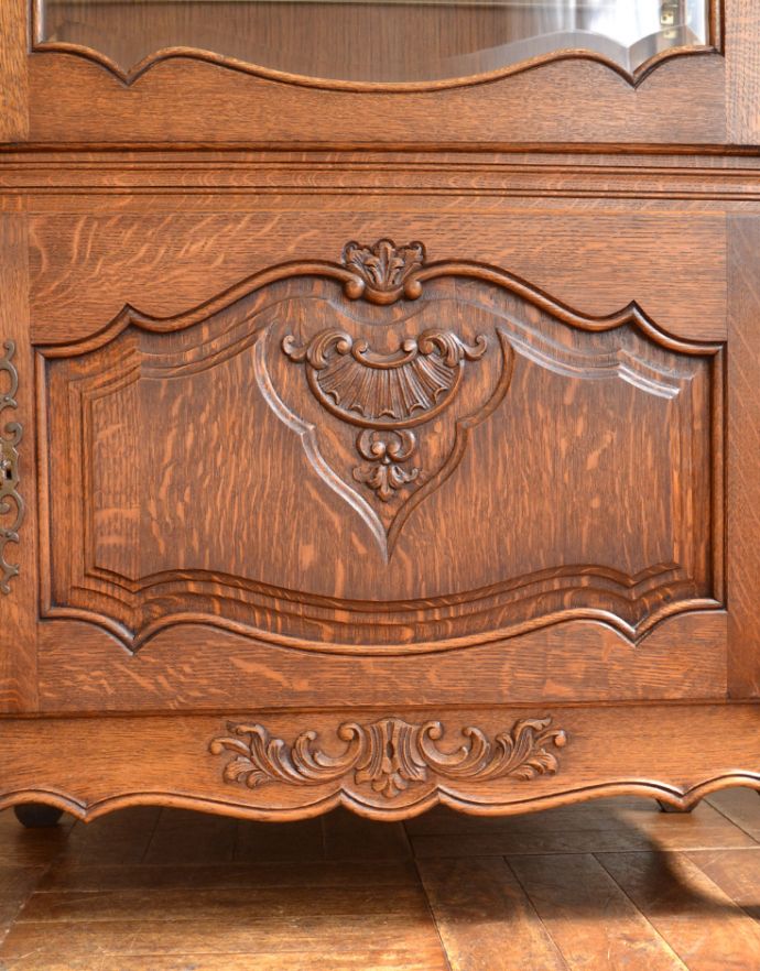 アンティークのキャビネット　アンティーク家具　南仏スタイルのアンティーク家具、美しいガラスキャビネット（飾り棚）。下扉にもこんなにたっぷりと装飾を施しました。(j-1704-f)