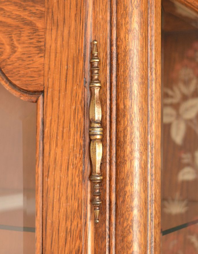 アンティークのキャビネット　アンティーク家具　南仏スタイルのアンティーク家具、美しいガラスキャビネット（飾り棚）。装飾の一部としても美しい丁番が使われています。(j-1704-f)
