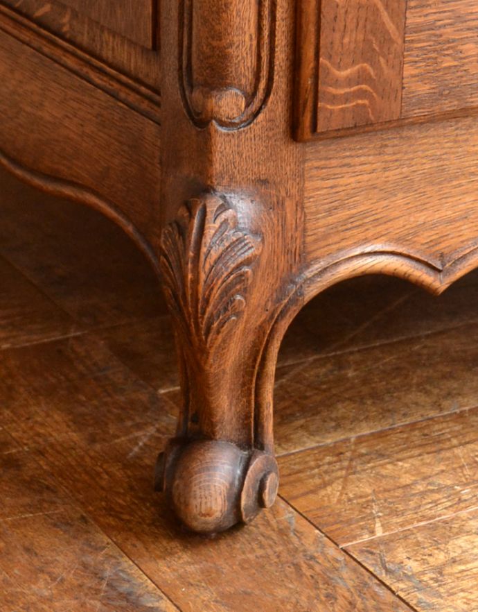 アンティークのキャビネット　アンティーク家具　南仏スタイルのアンティーク家具、美しいガラスキャビネット（飾り棚）。キュートな猫脚がキャビネットをしっかり支えてくれます。(j-1704-f)