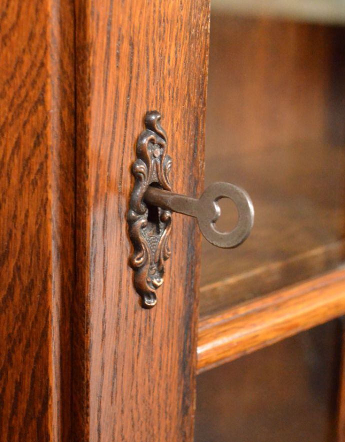 ウォールキャビネット　アンティーク家具　小さなガラス扉のキャビネット、フランスから到着したアンティークウォールキャビネット（鍵付き）。扉の取っ手です。(j-1723-f)