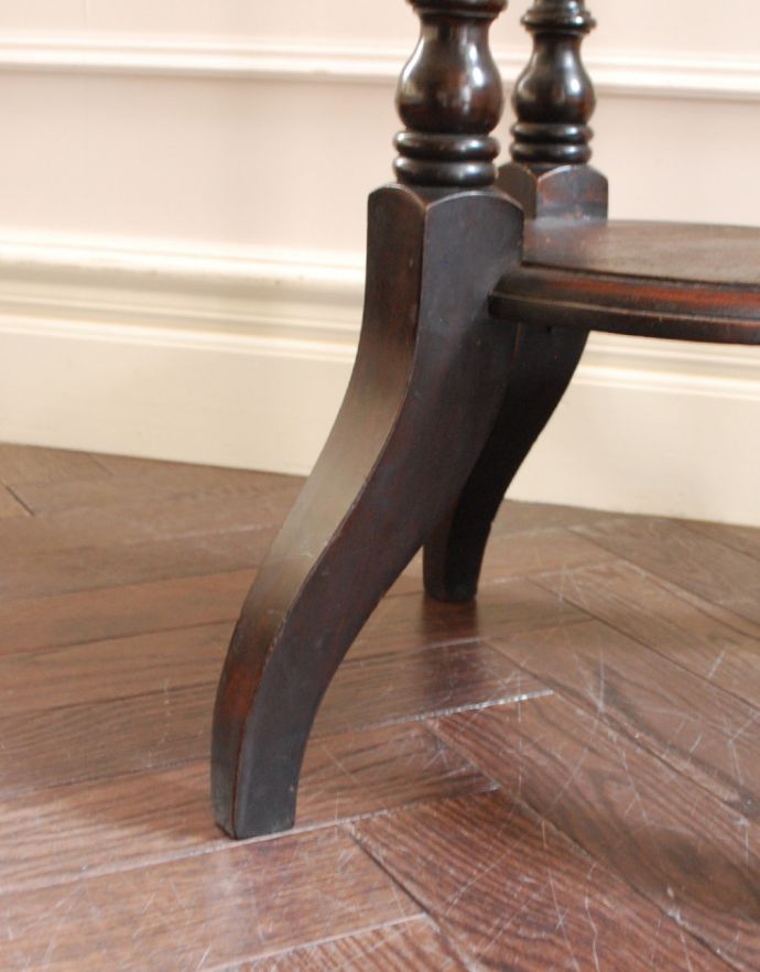 英国のアンティーク家具、ツイストの脚が美しいオケージョナルテーブル ...