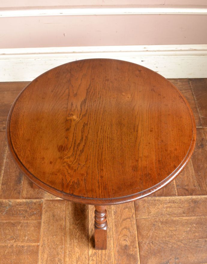 ロイドテーブル　アンティーク家具　英国スタイルのアンティーク家具、脚の彫りがキレイなオケージョナルテーブル。天板もピカピカにお直ししました。(j-1733-f)