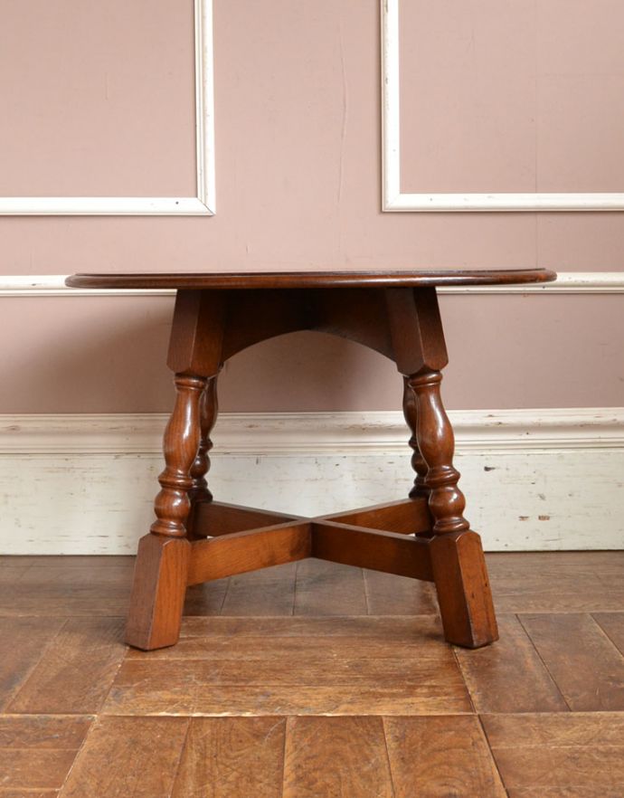 ロイドテーブル　アンティーク家具　英国スタイルのアンティーク家具、脚の彫りがキレイなオケージョナルテーブル。アンティークは新品ではないので、経年変化によるキズはありますが、専門の職人によって目立たないようにキレイにお直しをしています。(j-1733-f)