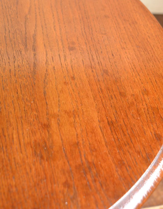 ロイドテーブル　アンティーク家具　英国スタイルのアンティーク家具、脚の彫りがキレイなオケージョナルテーブル。天板の模様もオーク材らしく美しいです。(j-1733-f)