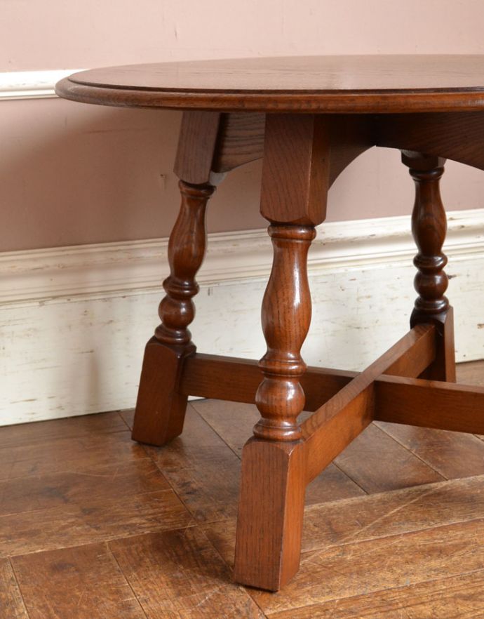 ロイドテーブル　アンティーク家具　英国スタイルのアンティーク家具、脚の彫りがキレイなオケージョナルテーブル。脚には美しい装飾があります！しっかりテーブルを支えます。(j-1733-f)