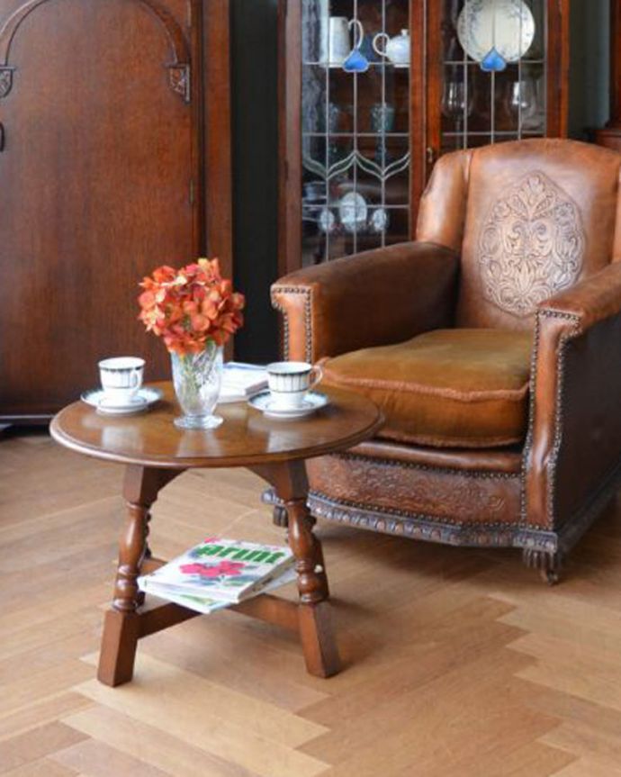ロイドテーブル　アンティーク家具　英国スタイルのアンティーク家具、脚の彫りがキレイなオケージョナルテーブル。脚のデザインが可愛いので、ソファ前のテーブルとして使ってもちゃぶ台代わりに使ってもいい感じデス。(j-1733-f)