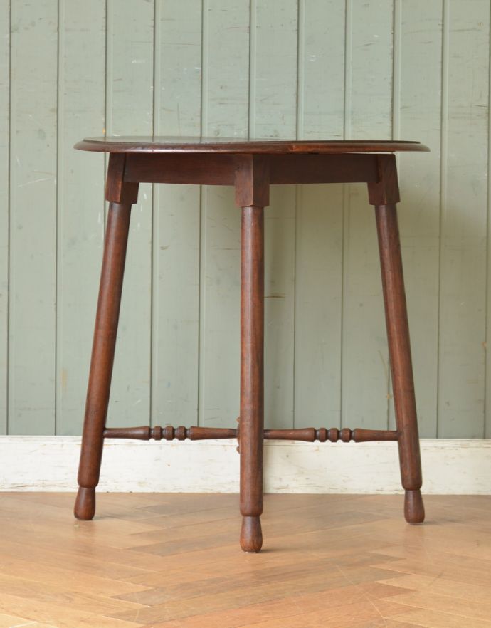 アンティークのテーブル　アンティーク家具　英国スタイルのアンティーク家具、コンパクトなオケージョナルテーブル。アンティークは新品ではないので、経年変化によるキズはありますが、専門の職人によって目立たないようにキレイにお直しをしています。(j-1734-f)