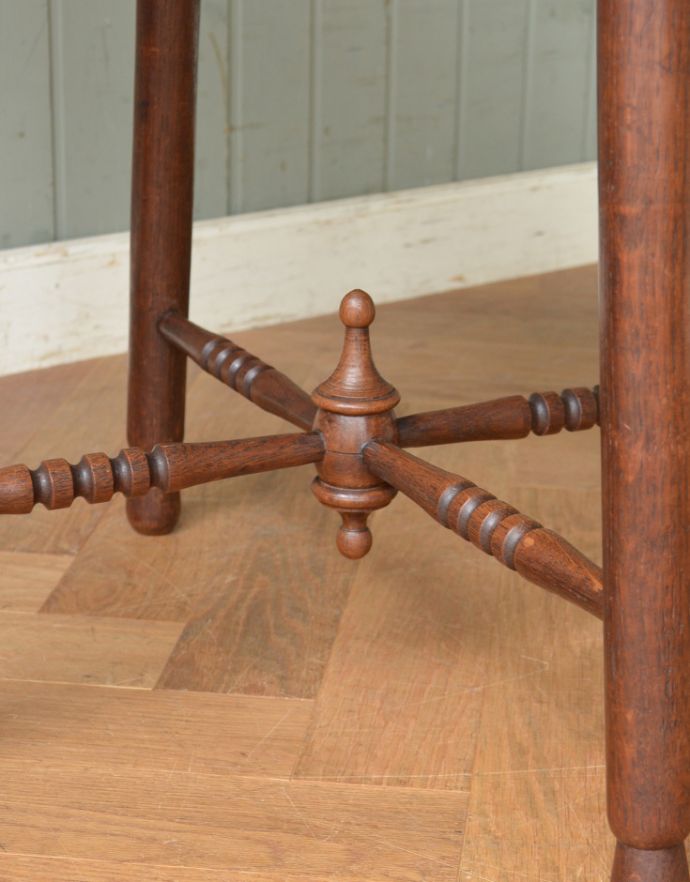 アンティークのテーブル　アンティーク家具　英国スタイルのアンティーク家具、コンパクトなオケージョナルテーブル。脚の支えとなる桟のデザインにもこだわりを魅せます。(j-1734-f)