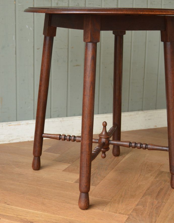 アンティークのテーブル　アンティーク家具　英国スタイルのアンティーク家具、コンパクトなオケージョナルテーブル。脚には美しい装飾があります！しっかりテーブルを支えます。(j-1734-f)