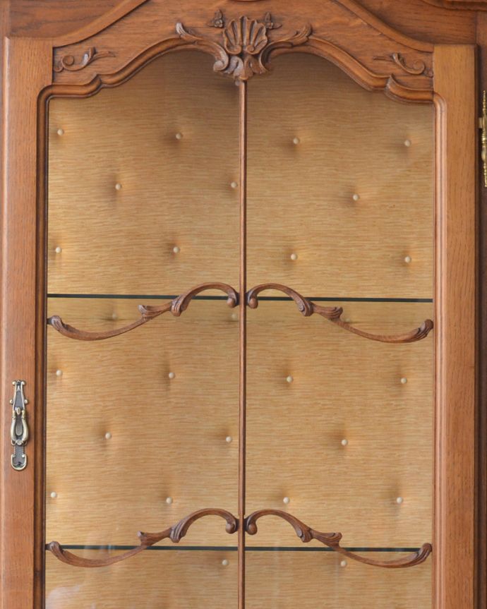 アンティークのキャビネット　アンティーク家具　フランスで見つけたアンティーク家具、エレガントなガラスキャビネット（ショーケース）。優雅な模様を施したガラス扉です。(j-1747-f)