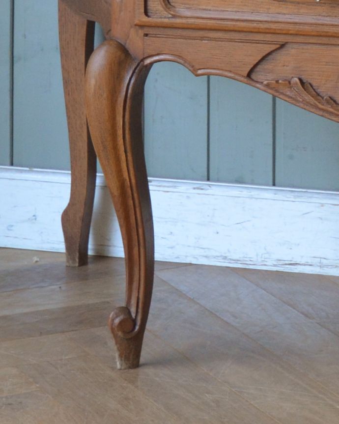 アンティークのキャビネット　アンティーク家具　フランスで見つけたアンティーク家具、エレガントなガラスキャビネット（ショーケース）。キュートな猫脚がキャビネットをしっかり支えてくれます。(j-1747-f)