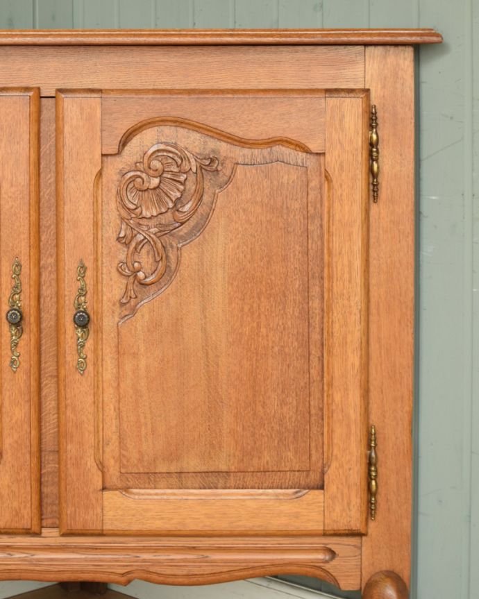 アンティークのキャビネット　アンティーク家具　優雅な彫りのアンティーク家具、小ぶりなフレンチコーナーキャビネット。繊細で高級感たっぷりの扉の彫り。(j-1749-f)