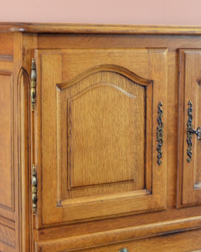 アンティークのチェスト　アンティーク家具　フレンチ香るアンティークのキャビネット、フランスのアンティーク家具。しなやかな曲線の装飾が扉に刻まれています。(j-1754-f)