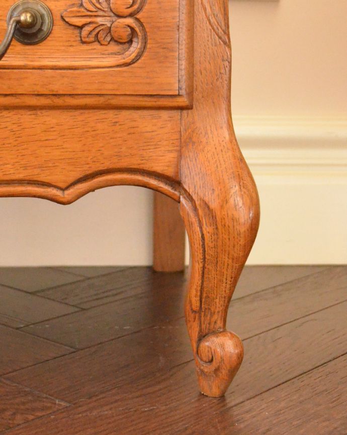 アンティークのチェスト　アンティーク家具　フレンチ香るアンティークのキャビネット、フランスのアンティーク家具。安定感のある脚がしっかり支えます。(j-1754-f)