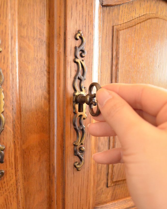 アンティークのチェスト　アンティーク家具　フレンチ香るアンティークのキャビネット、フランスのアンティーク家具。扉の取っ手は、鍵を引っ掛けて開閉します。(j-1754-f)