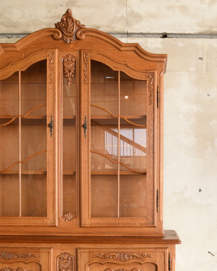 アンティークのキャビネット　アンティーク家具　ゴージャスな彫りがエレガント、フランスのアンティークガラスキャビネット（食器棚） 。どんなものを飾っても、素敵に見えてしまうキャビネット。(j-1759-f)