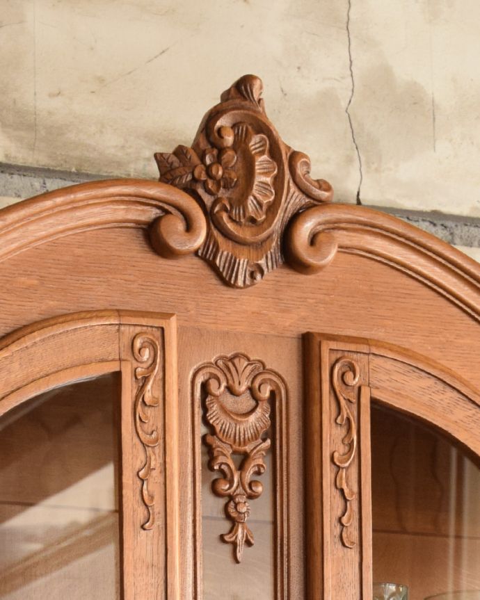 アンティークのキャビネット　アンティーク家具　ゴージャスな彫りがエレガント、フランスのアンティークガラスキャビネット（食器棚） 。キャビネットのトップには、ティアラのようなゴージャスな装飾が施されています。(j-1759-f)