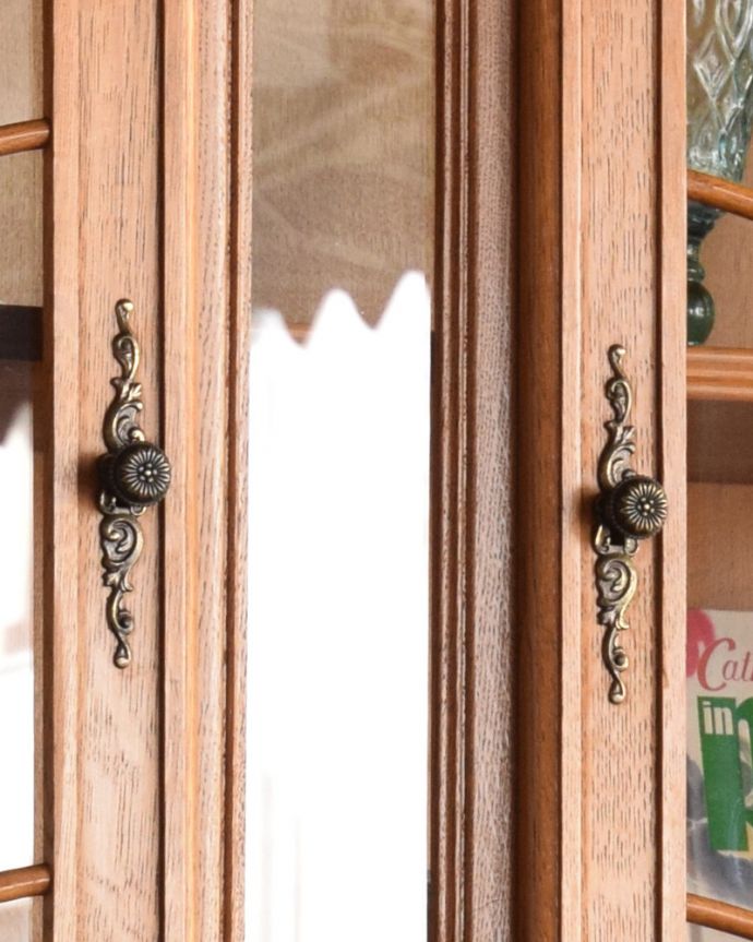 アンティークのキャビネット　アンティーク家具　ゴージャスな彫りがエレガント、フランスのアンティークガラスキャビネット（食器棚） 。アンティークらしい繊細なデザインの取っ手がちょこんと付いています。(j-1759-f)