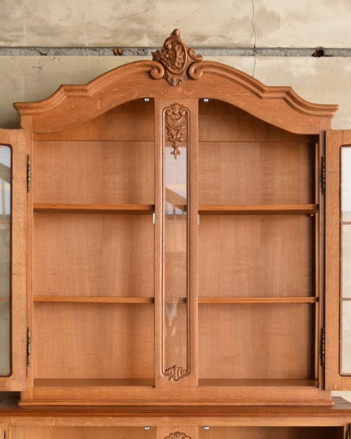 アンティークのキャビネット　アンティーク家具　ゴージャスな彫りがエレガント、フランスのアンティークガラスキャビネット（食器棚） 。ガラス扉内の棚板は、取り外しができます。(j-1759-f)