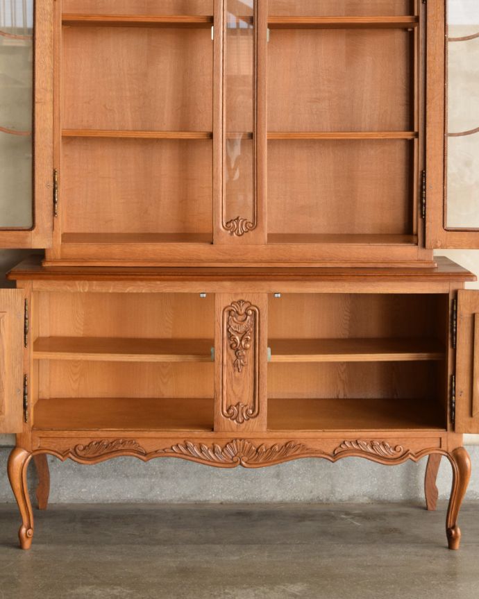 アンティークのキャビネット　アンティーク家具　ゴージャスな彫りがエレガント、フランスのアンティークガラスキャビネット（食器棚） 。木扉内の棚板も、取り外し可能です。(j-1759-f)