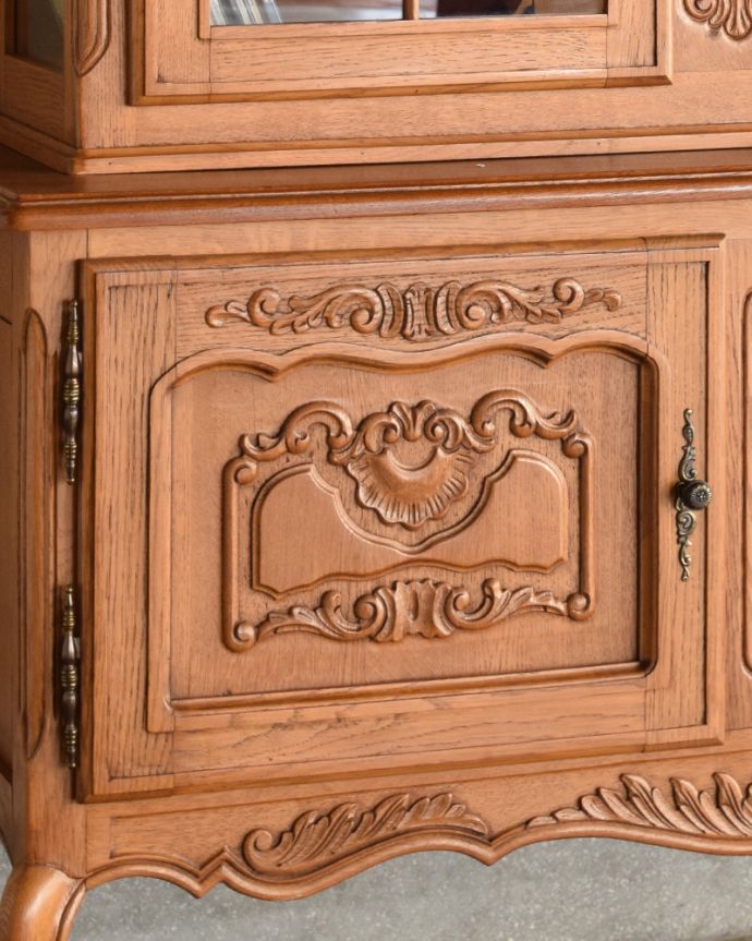 アンティークのキャビネット　アンティーク家具　ゴージャスな彫りがエレガント、フランスのアンティークガラスキャビネット（食器棚） 。美しい彫にうっとり。(j-1759-f)