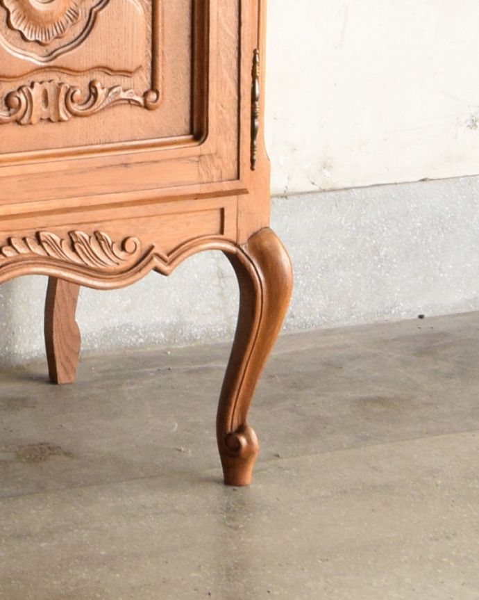 アンティークのキャビネット　アンティーク家具　ゴージャスな彫りがエレガント、フランスのアンティークガラスキャビネット（食器棚） 。キュートな猫脚がキャビネットをしっかり支えてくれます。(j-1759-f)