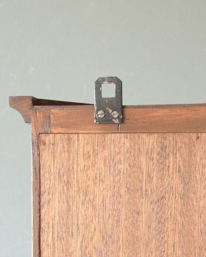 ウォールキャビネット　アンティーク家具　壁に掛けても、床に置いても使える、アンティークウォールガラスキャビネット。壁に付ける際は、しっかりとネジで固定してください。(j-1761-f)