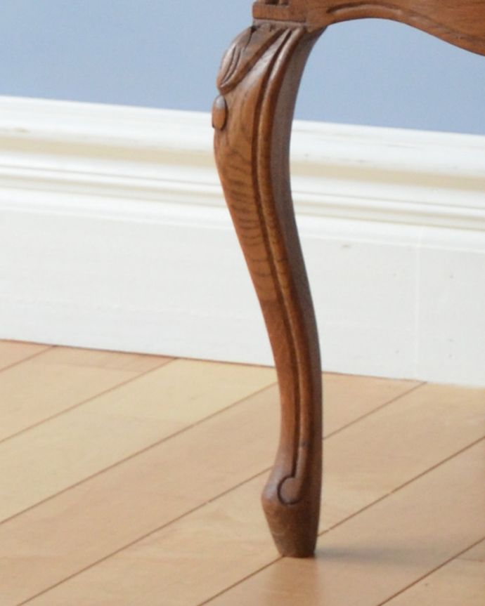 アンティークのチェスト　アンティーク家具　南フランスのアンティーク家具、彫がたっぷりの２段チェスト。スラリと伸びた美しい猫脚。(j-1767-f)