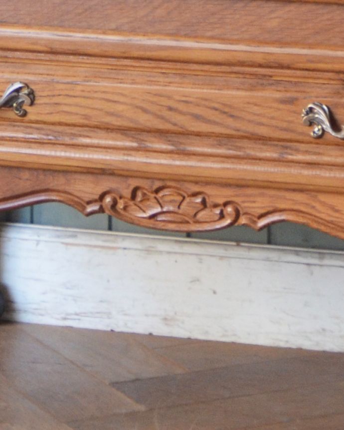 アンティークのチェスト　アンティーク家具　フランスで見つけたアンティーク家具、猫脚の実用的なフレンチ４段チェスト。高級感のある彫がふんだんに刻まれています。(j-1769-f)