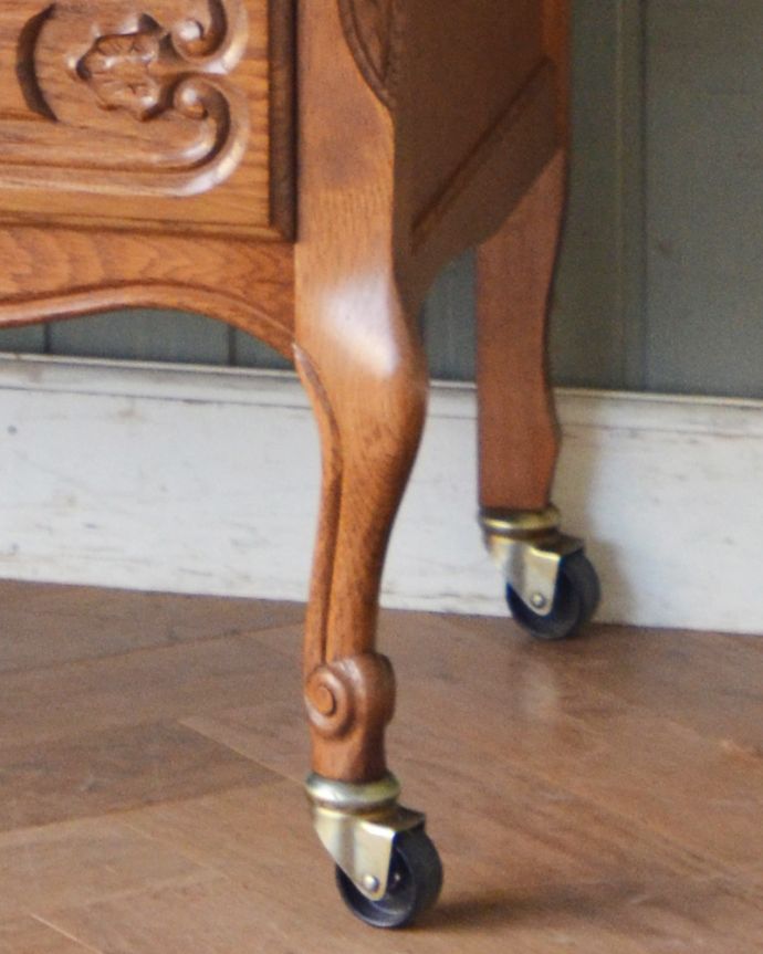 アンティークのチェスト　アンティーク家具　フランスで見つけたアンティーク家具、猫脚の実用的なフレンチ４段チェスト。脚先にはキャスターが付いています。(j-1769-f)
