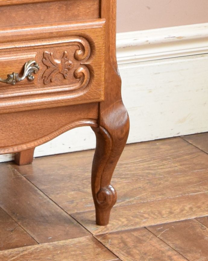 アンティークのチェスト　アンティーク家具　アンティークのフランス家具、オープンスペース付きの３段チェスト（ナイトテーブル）。上品で美しい猫脚です。(j-1774-f)