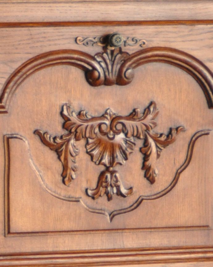 サイドボード　アンティーク家具　フランスの素敵なアンティーク家具、彫りが美しい木製のサイドボード。植物があしらわれた装飾にはどこか和の美しさを感じます。(j-1788-f)