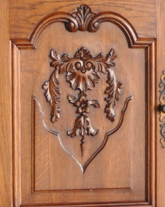 サイドボード　アンティーク家具　フランスの素敵なアンティーク家具、彫りが美しい木製のサイドボード。隅々にまでこだわった装飾が刻まれています。(j-1788-f)