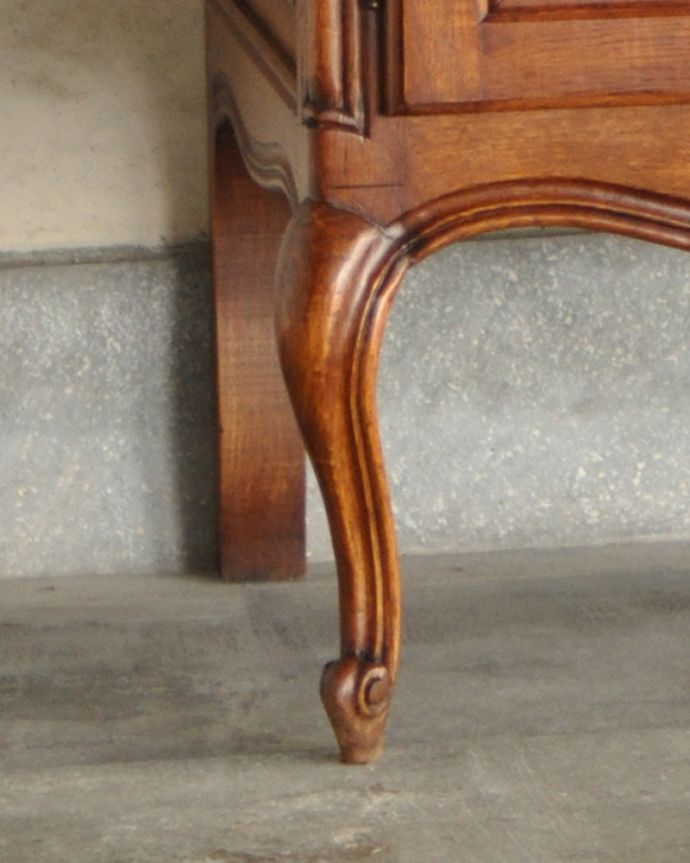 サイドボード　アンティーク家具　フランスの素敵なアンティーク家具、彫りが美しい木製のサイドボード。安定感のある脚がしっかり支えます。(j-1788-f)