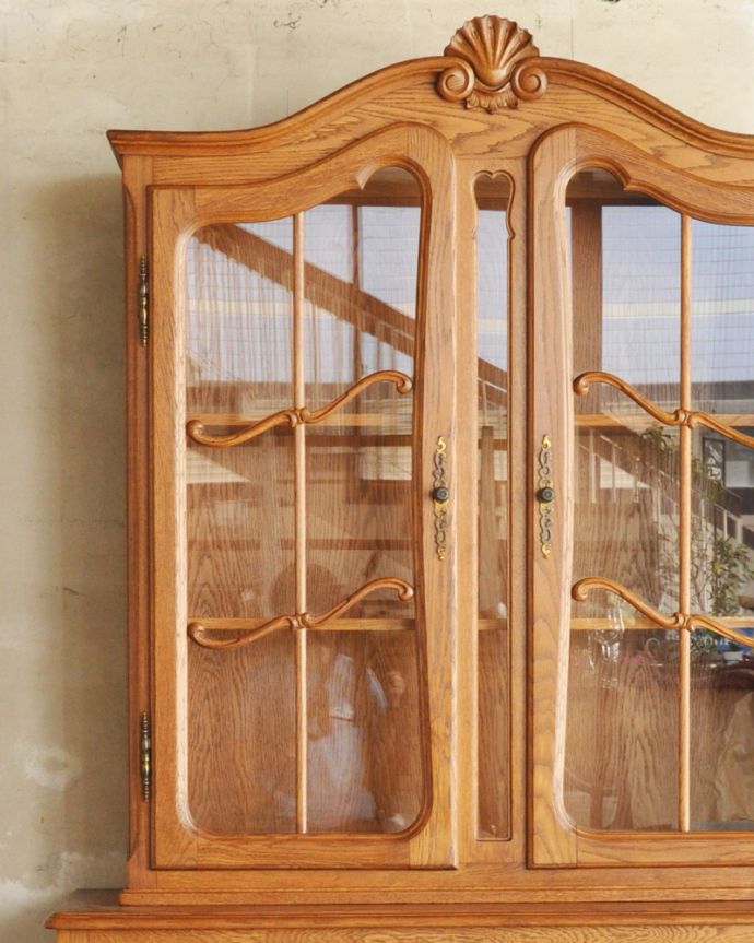アンティークのキャビネット　アンティーク家具　南フランスから届いたエレガントなアンティークガラスキャビネット（食器棚）。ガラス扉からのぞいてみると･･･曲線で描かれたガラス面のデザインも女性らしく優雅。(j-1790-f)