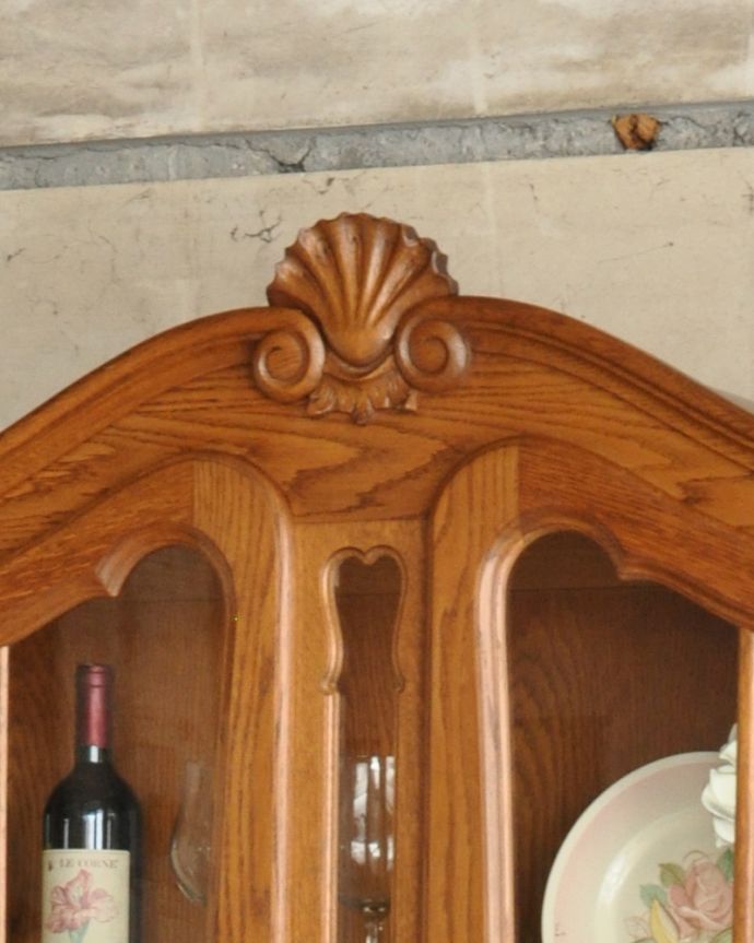 アンティークのキャビネット　アンティーク家具　南フランスから届いたエレガントなアンティークガラスキャビネット（食器棚）。フランスらしい彫りフランスらしさの象徴とも言える、優雅な彫りの装飾。(j-1790-f)