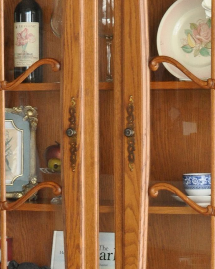 アンティークのキャビネット　アンティーク家具　南フランスから届いたエレガントなアンティークガラスキャビネット（食器棚）。取っ手にもフランスらしさ 芸術的に美しいの取っ手。(j-1790-f)