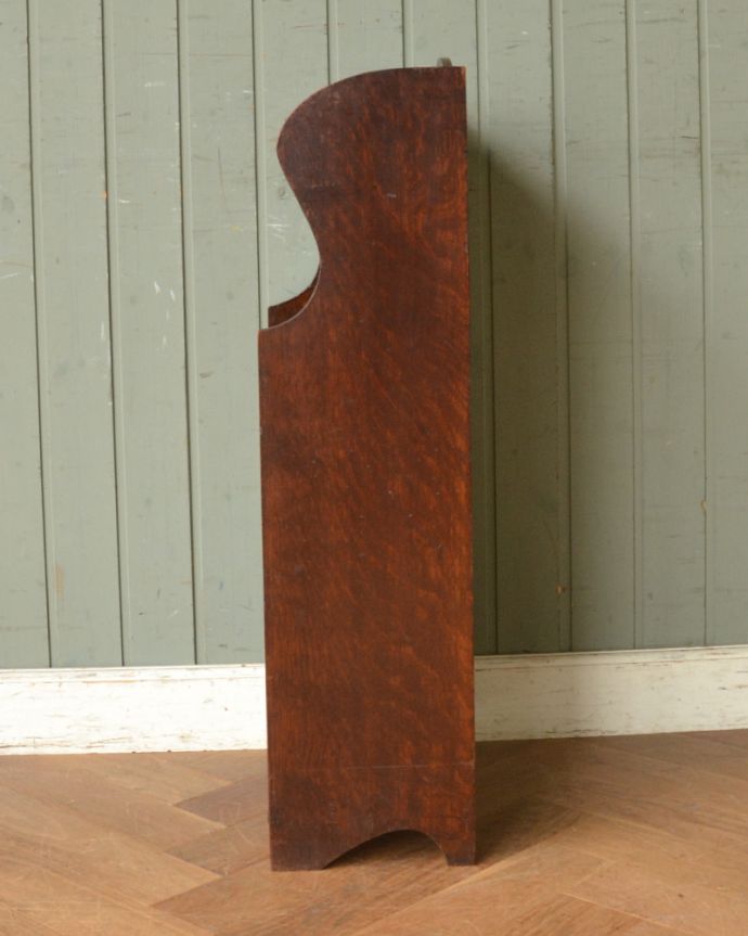 マガジンラック　アンティーク家具　英国の小さなアンティーク家具、持ち手が付いた便利な木製のマガジンラック。横からみてもスッキリしています。(j-1792-f)