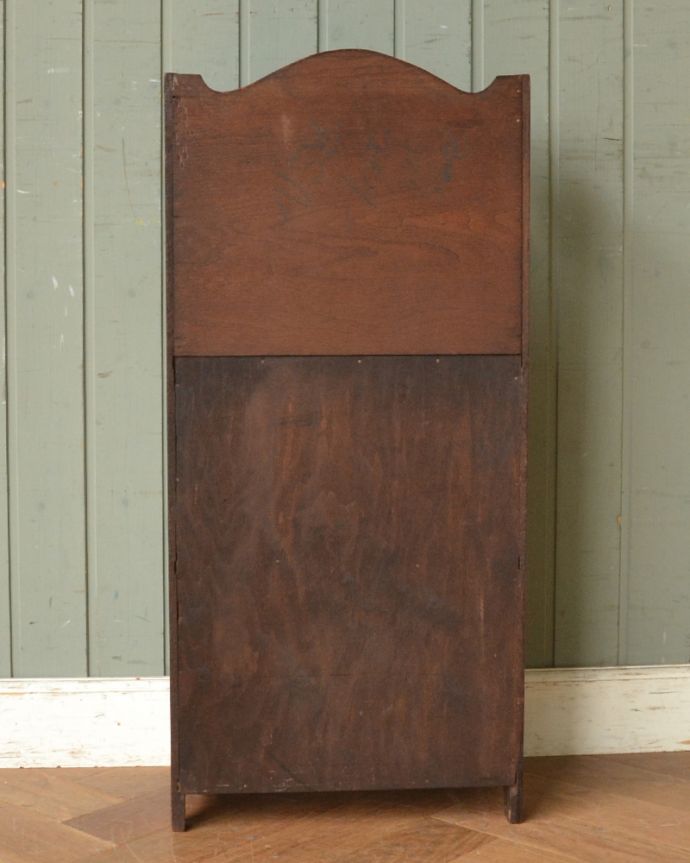 マガジンラック　アンティーク家具　英国の小さなアンティーク家具、持ち手が付いた便利な木製のマガジンラック。※アンティークは新品ではないので、もちろん経年変化によるキズはありますが、専門の職人が目立たないようキレイにお直しをしているので、後姿までキレイです。(j-1792-f)