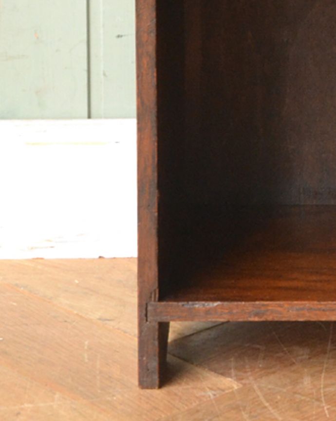 マガジンラック　アンティーク家具　英国の小さなアンティーク家具、持ち手が付いた便利な木製のマガジンラック。しっかりメンテナンスしてありますので、安定感があります。(j-1792-f)