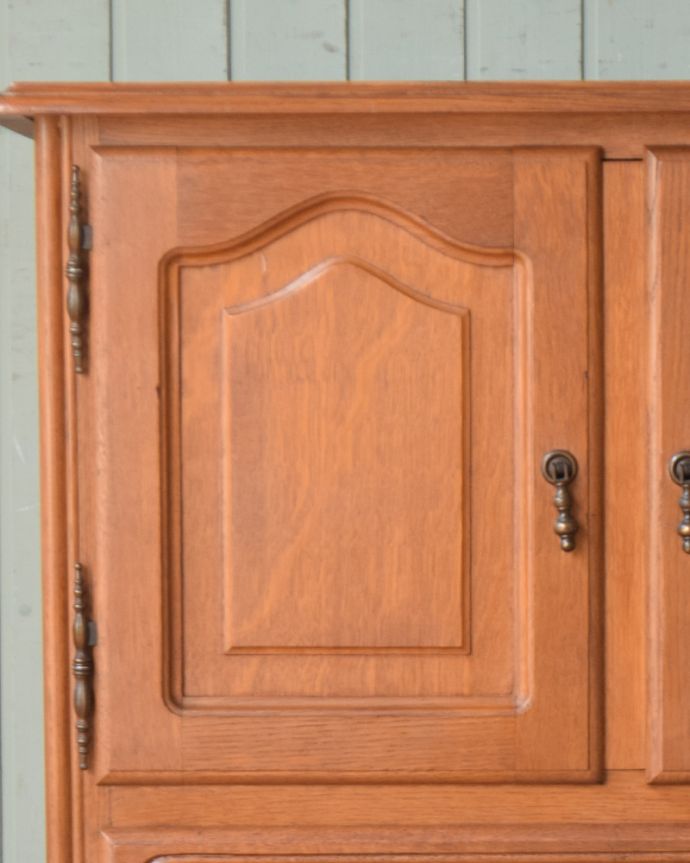 アンティークのチェスト　アンティーク家具　フランスのアンティーク家具、シンプルな造りが使いやすいフレンチキャビネット。しなやかな曲線の装飾が扉に刻まれています。(j-1797-f)