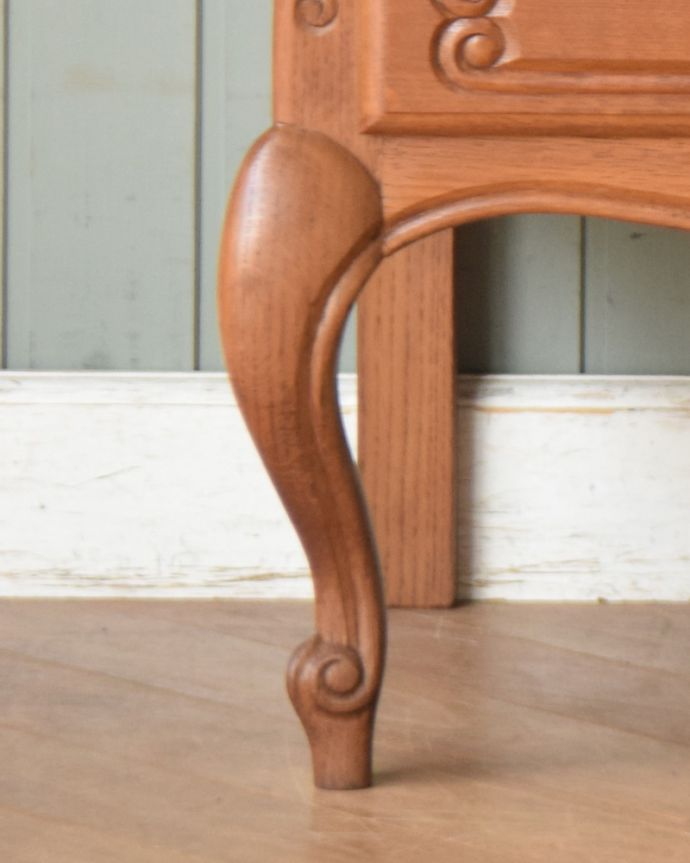 アンティークのチェスト　アンティーク家具　フランスのアンティーク家具、シンプルな造りが使いやすいフレンチキャビネット。安定感のある脚がしっかり支えます。(j-1797-f)